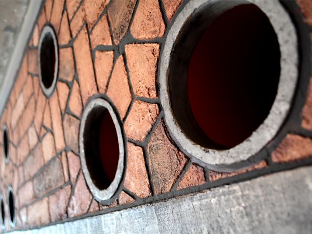 Декоративная штукатурка "кирпичик" и "бетон" на вентиляционном коробе