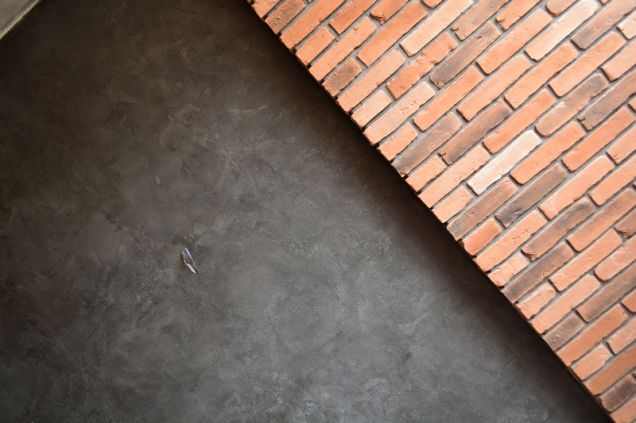 "Гранжевый бетон" в квартире на ул. Широкая